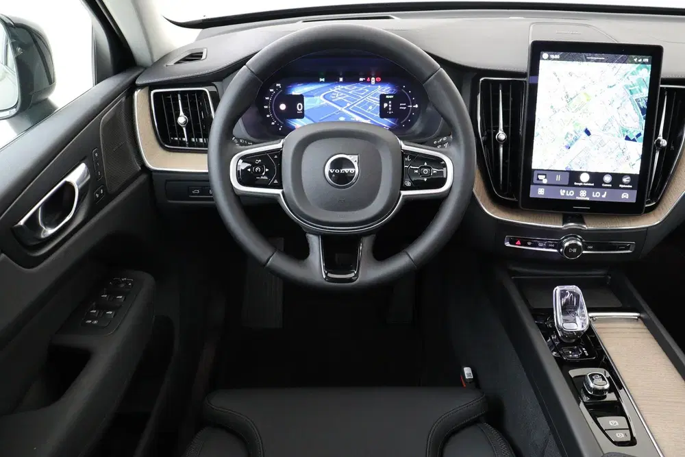 Volvo XC60 T6 PLUG-IN HYBRID AWD ULTRA DARK -PANO.DAK uit 2025, foto 2