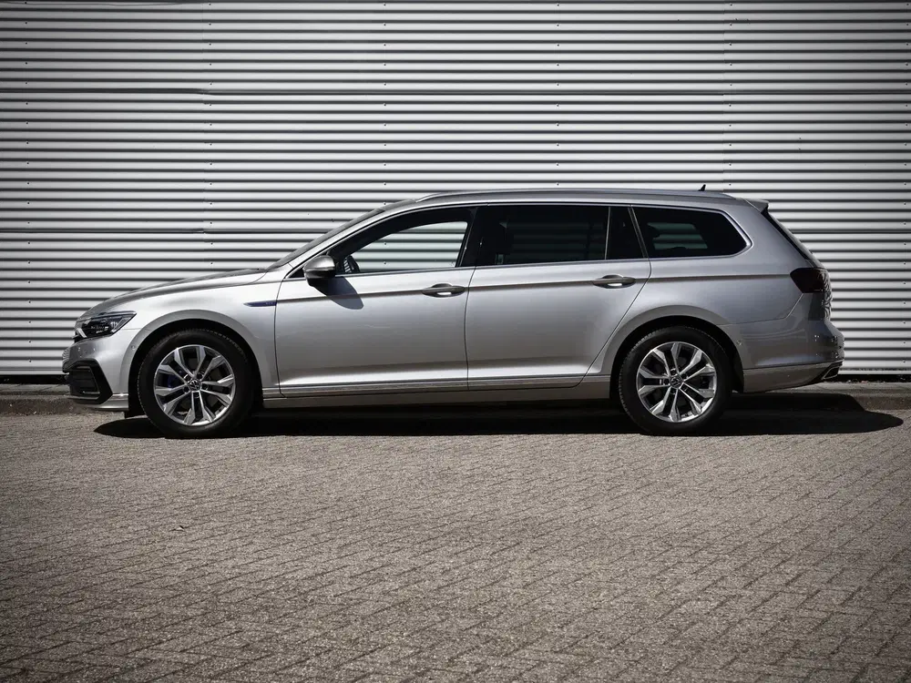 Volkswagen Passat GTE uit 2022, foto 12