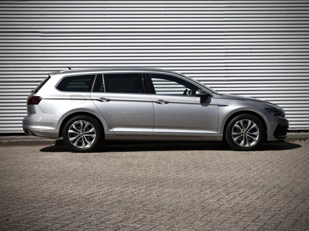 Volkswagen Passat GTE uit 2022, foto 15