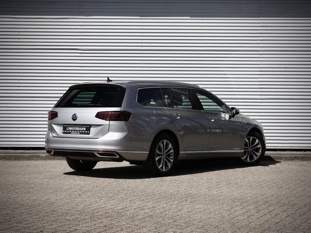 Volkswagen Passat GTE uit 2022, foto 4