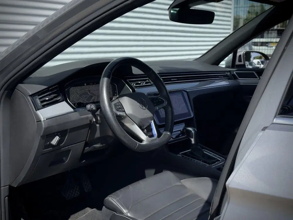 Volkswagen Passat GTE uit 2022, foto 6