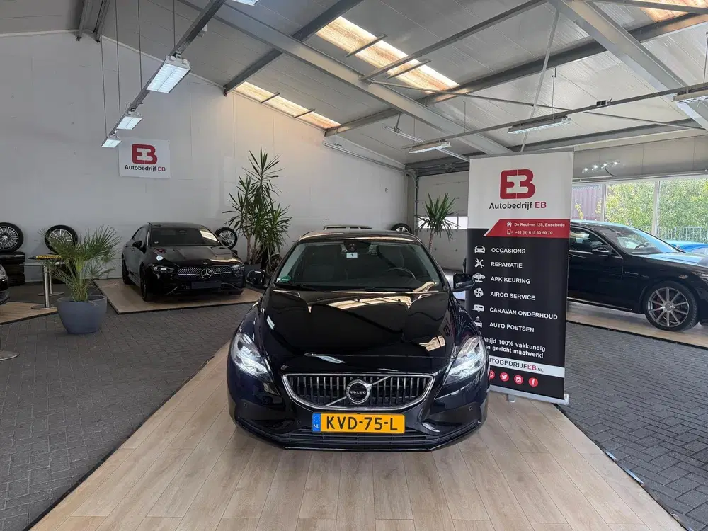 Volvo V40 2.0 T2 Inscription uit 2019, foto 2