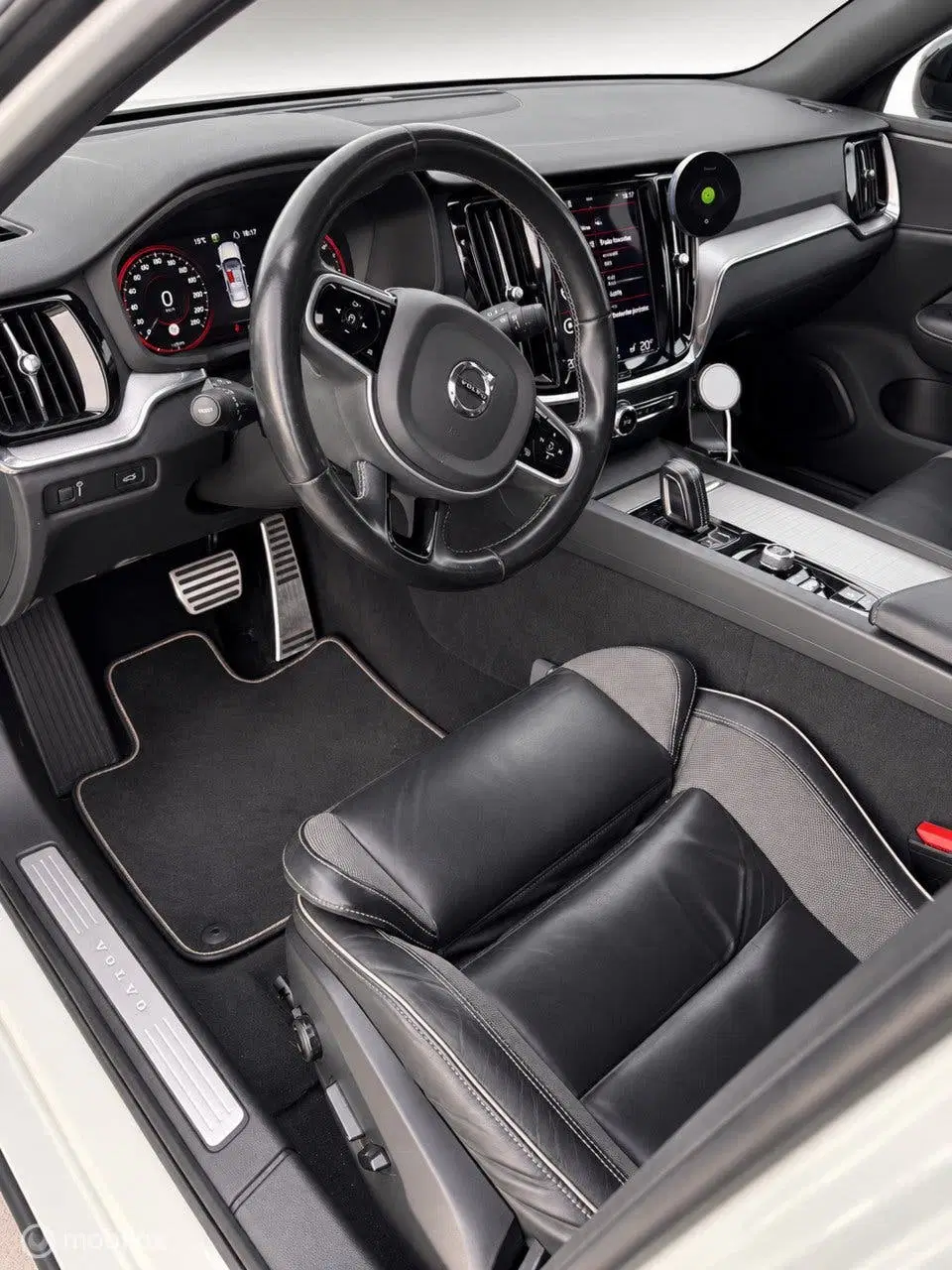 Volvo S60 2.0 B3 R-Design uit 2020, foto 10