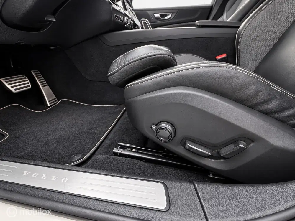 Volvo S60 2.0 B3 R-Design uit 2020, foto 12