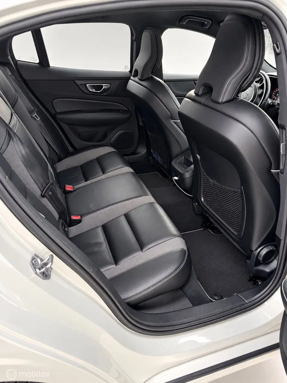 Volvo S60 2.0 B3 R-Design uit 2020, foto 13