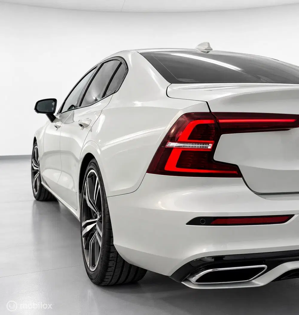 Volvo S60 2.0 B3 R-Design uit 2020, foto 2