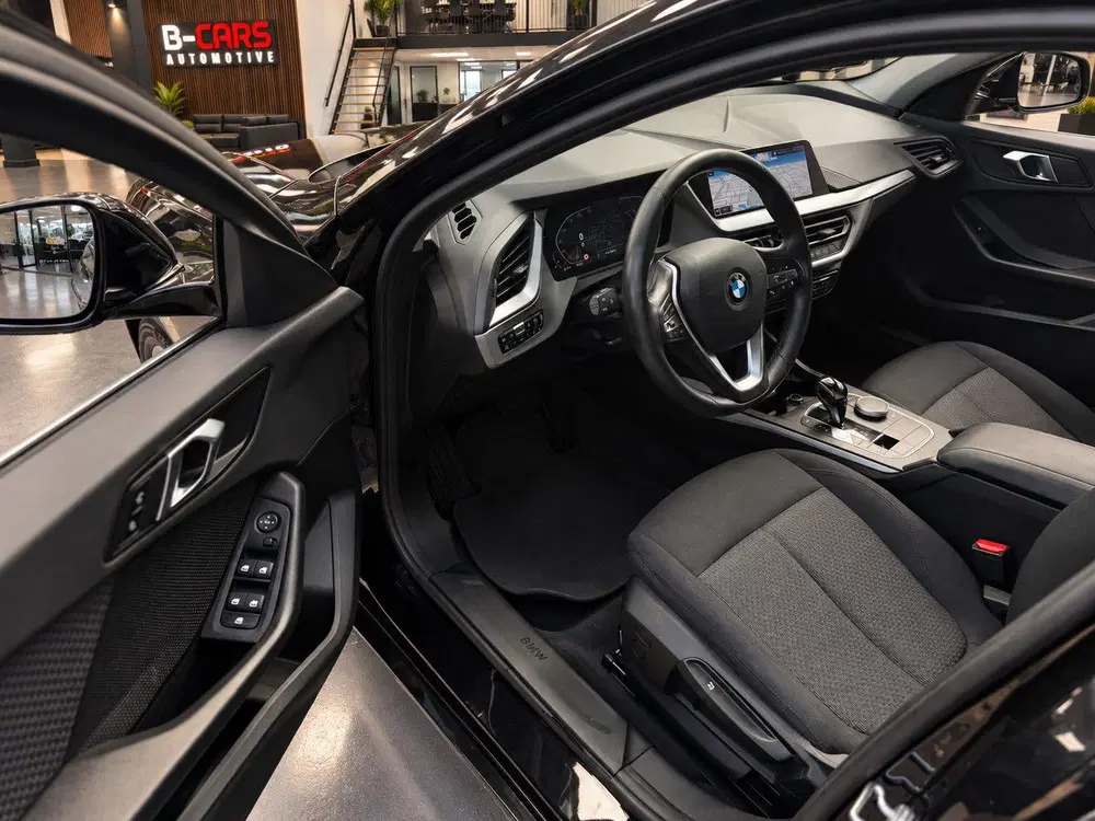 BMW 1-serie 118i Executive Edition Xenon uit 2019, foto 12