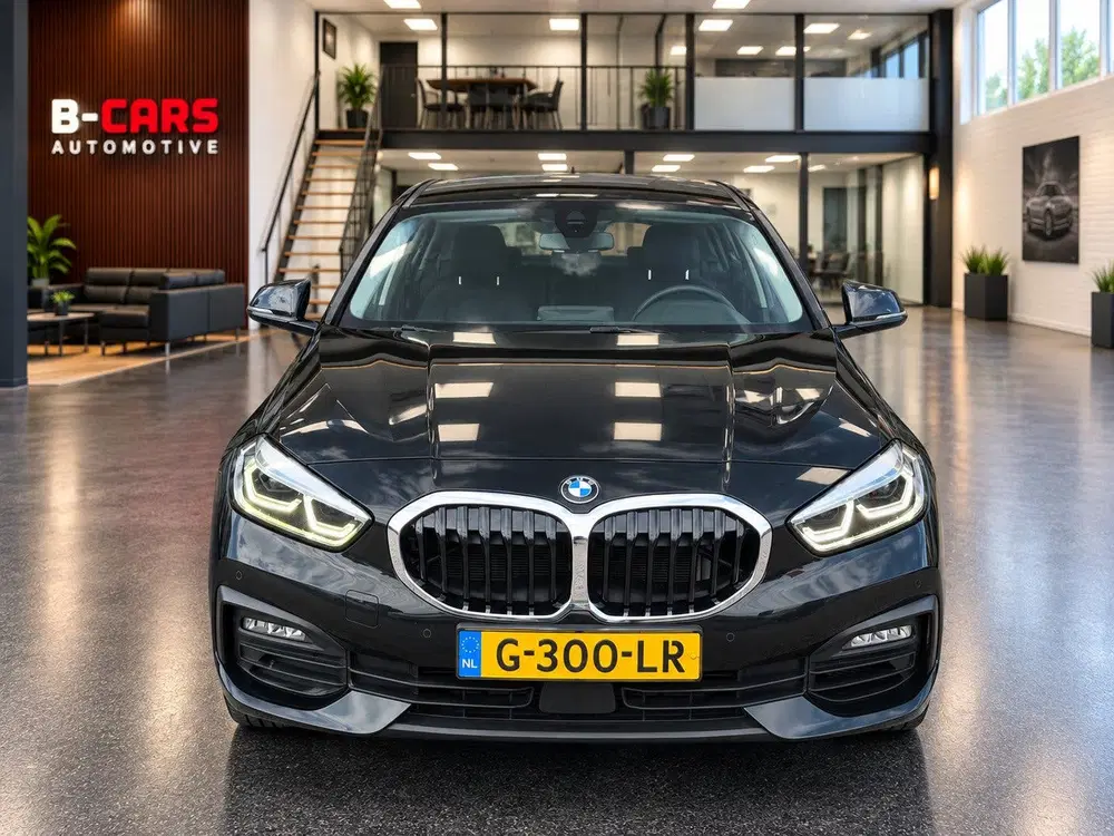 BMW 1-serie 118i Executive Edition Xenon uit 2019, foto 2