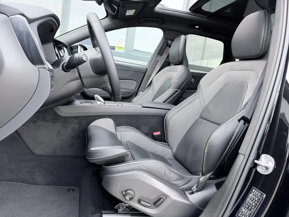 Volvo XC60 2.0 T6 Plug-in hybrid AWD R-Design 349 pk uit 2023, foto 7