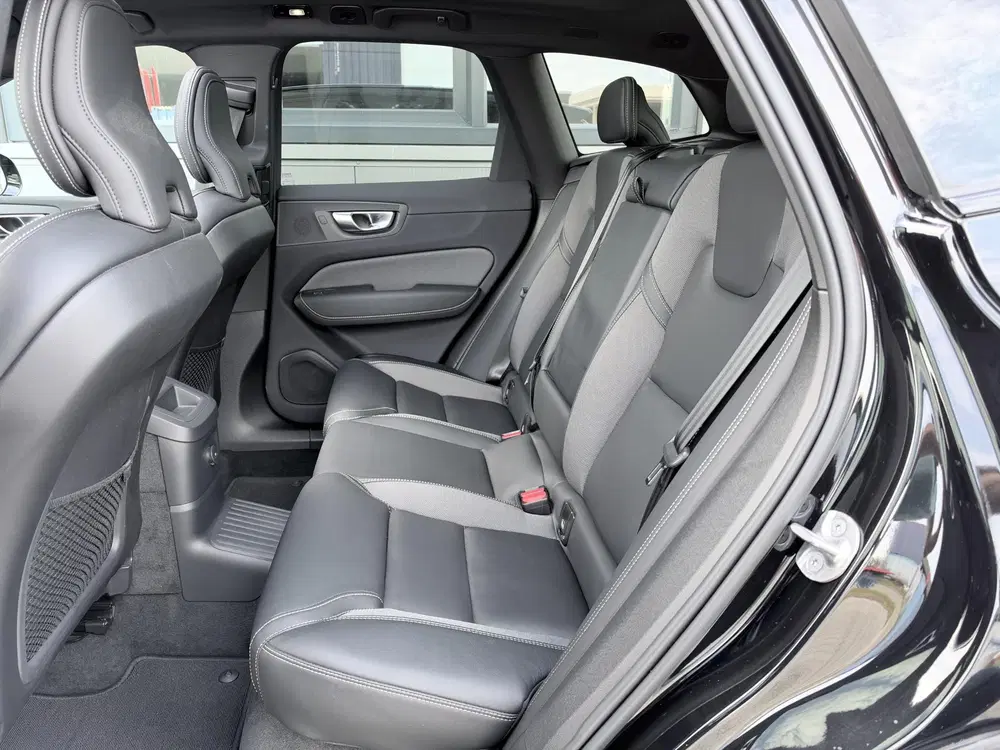 Volvo XC60 2.0 T6 Plug-in hybrid AWD R-Design 349 pk uit 2023, foto 8
