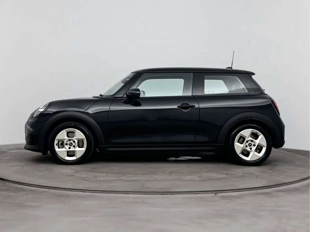 Mini Hatchback Cooper C Essential Automaat uit 2024, foto 2