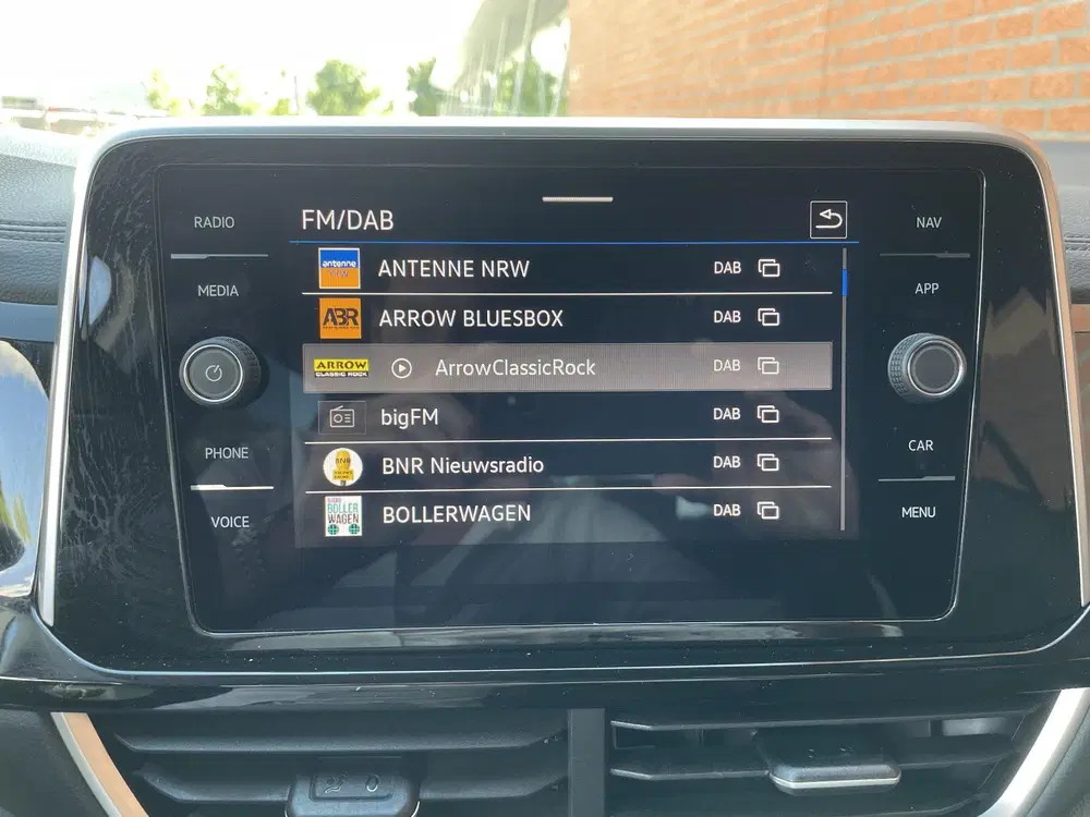 Volkswagen T-Roc 1.5 TSI 150pk DSG R-Line Navigatie Apple C uit 2023, foto 11