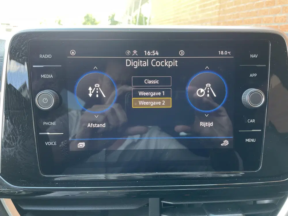 Volkswagen T-Roc 1.5 TSI 150pk DSG R-Line Navigatie Apple C uit 2023, foto 12