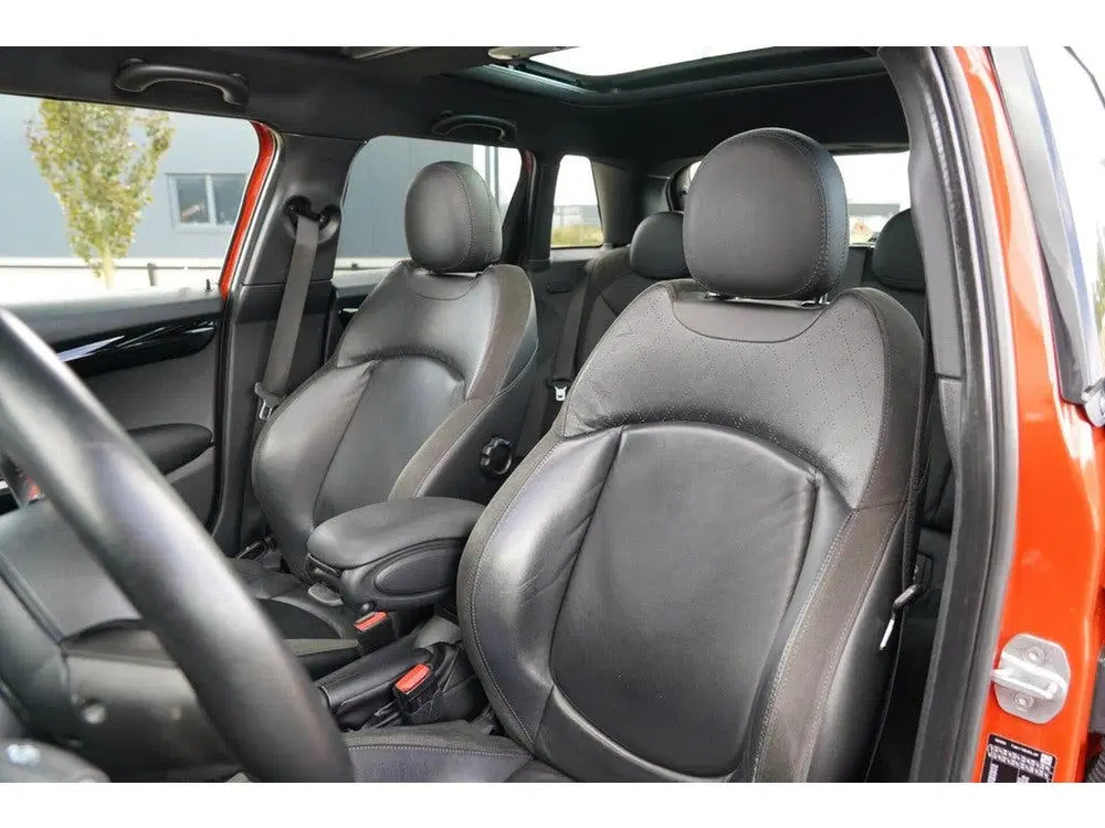Mini John Cooper Works 1.5 Cooper Burgundy Edition uit 2020, foto 3