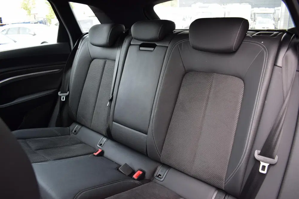 Audi e-tron 50 quattro S edition 71 kWh uit 2020, foto 6