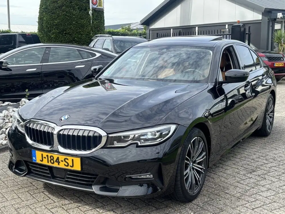 BMW 3-serie 330i High Executive Zwart 2019 Schuifdak L uit 2019