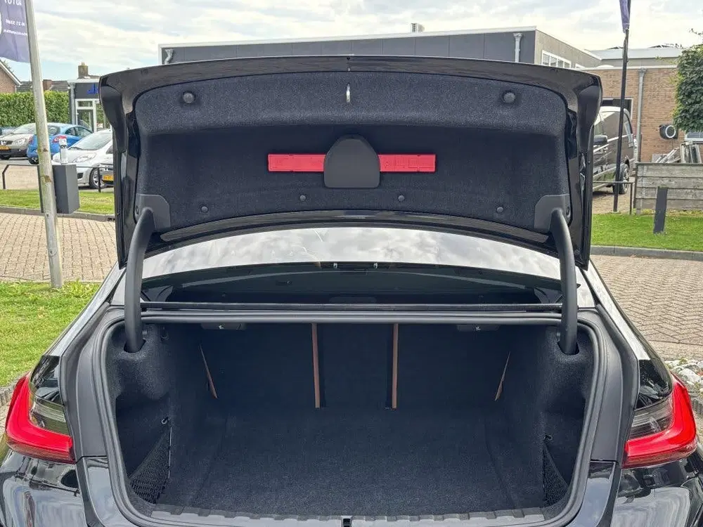 BMW 3-serie 330i High Executive Zwart 2019 Schuifdak L uit 2019, foto 10