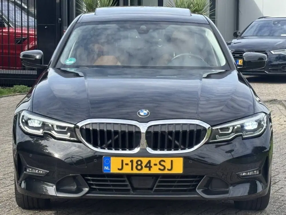 BMW 3-serie 330i High Executive Zwart 2019 Schuifdak L uit 2019, foto 2