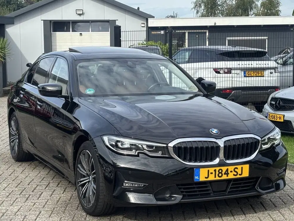 BMW 3-serie 330i High Executive Zwart 2019 Schuifdak L uit 2019, foto 3