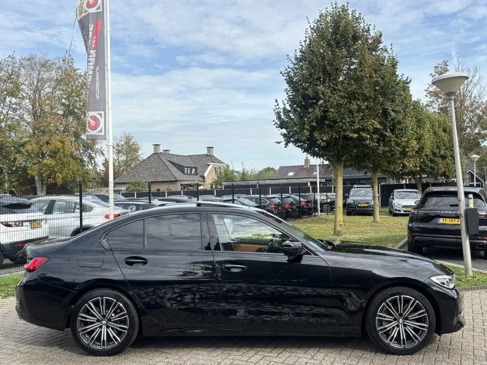 BMW 3-serie 330i High Executive Zwart 2019 Schuifdak L uit 2019, foto 4