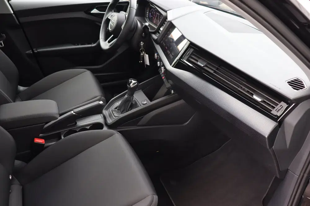 Audi A1 TFSI Advanced edition stoelvw digi-dash uit 2023, foto 10