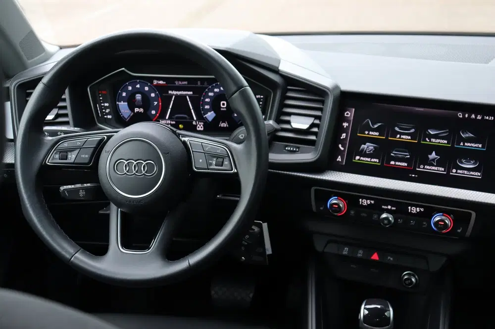 Audi A1 TFSI Advanced edition stoelvw digi-dash uit 2023, foto 13