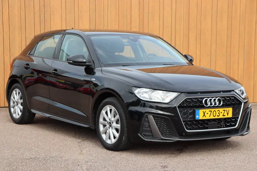 Audi A1 TFSI Advanced edition stoelvw digi-dash uit 2023, foto 2