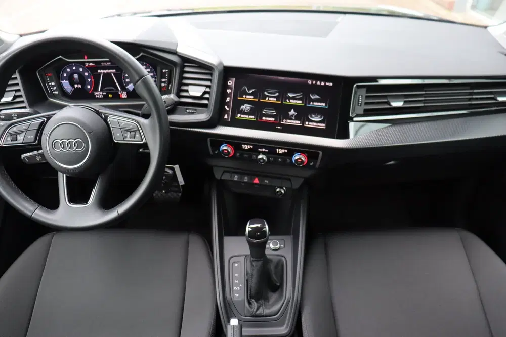 Audi A1 TFSI Advanced edition stoelvw digi-dash uit 2023, foto 9
