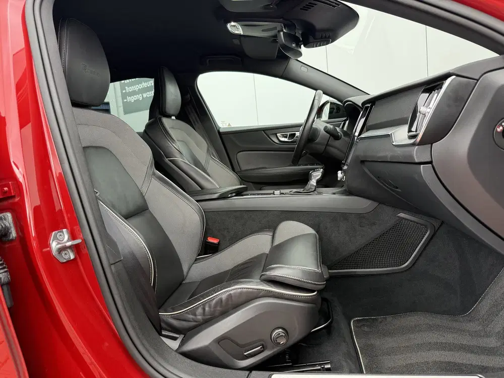 Volvo S60 2.0 T4 R-Design 190pk uit 2020, foto 15