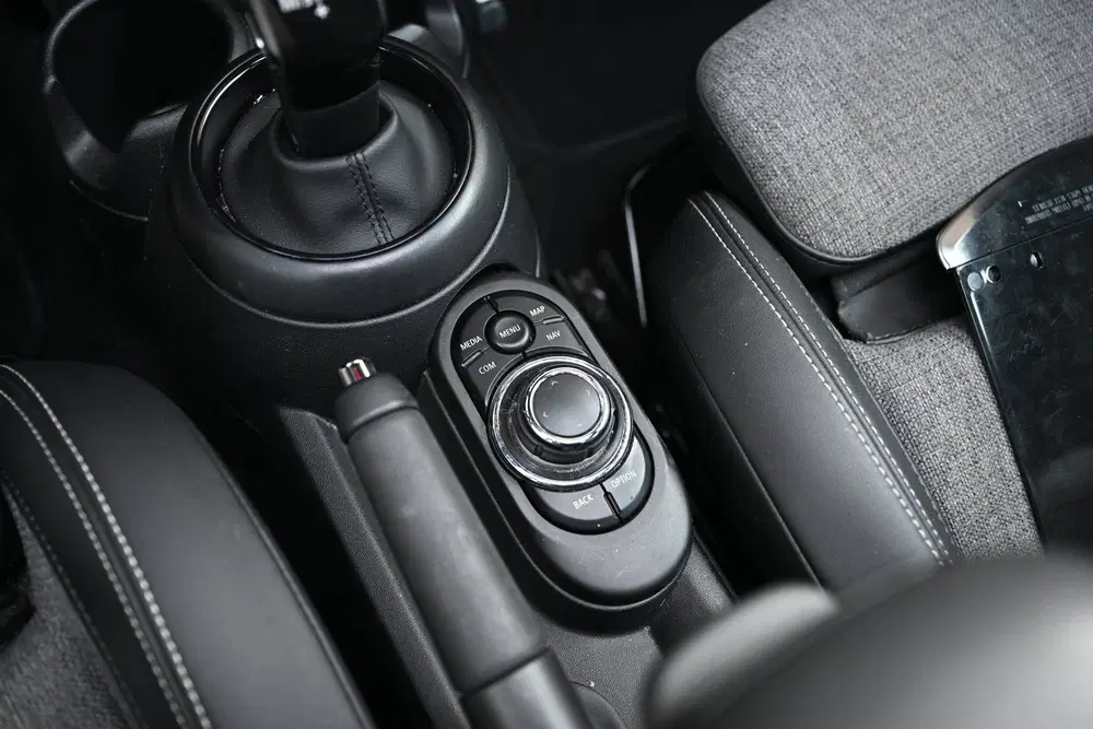 Mini Hatchback Cooper Classic Automaat uit 2021, foto 14