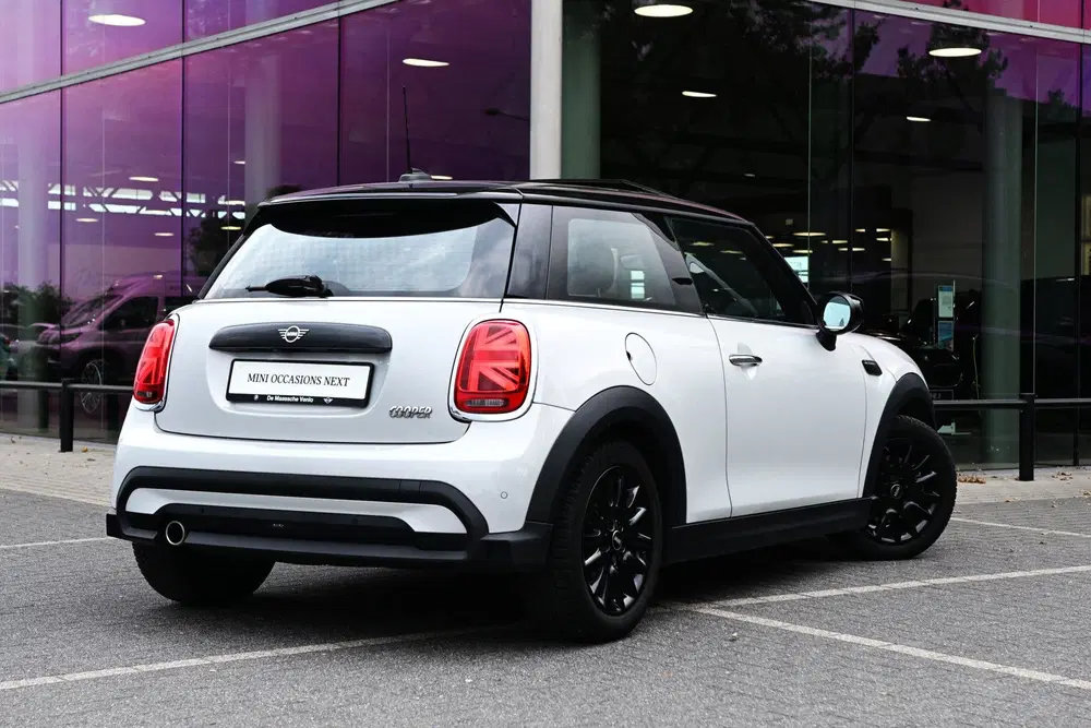Mini Hatchback Cooper Classic Automaat uit 2021, foto 2