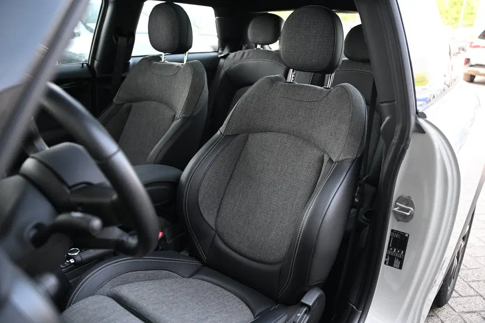 Mini Hatchback Cooper Classic Automaat uit 2021, foto 4