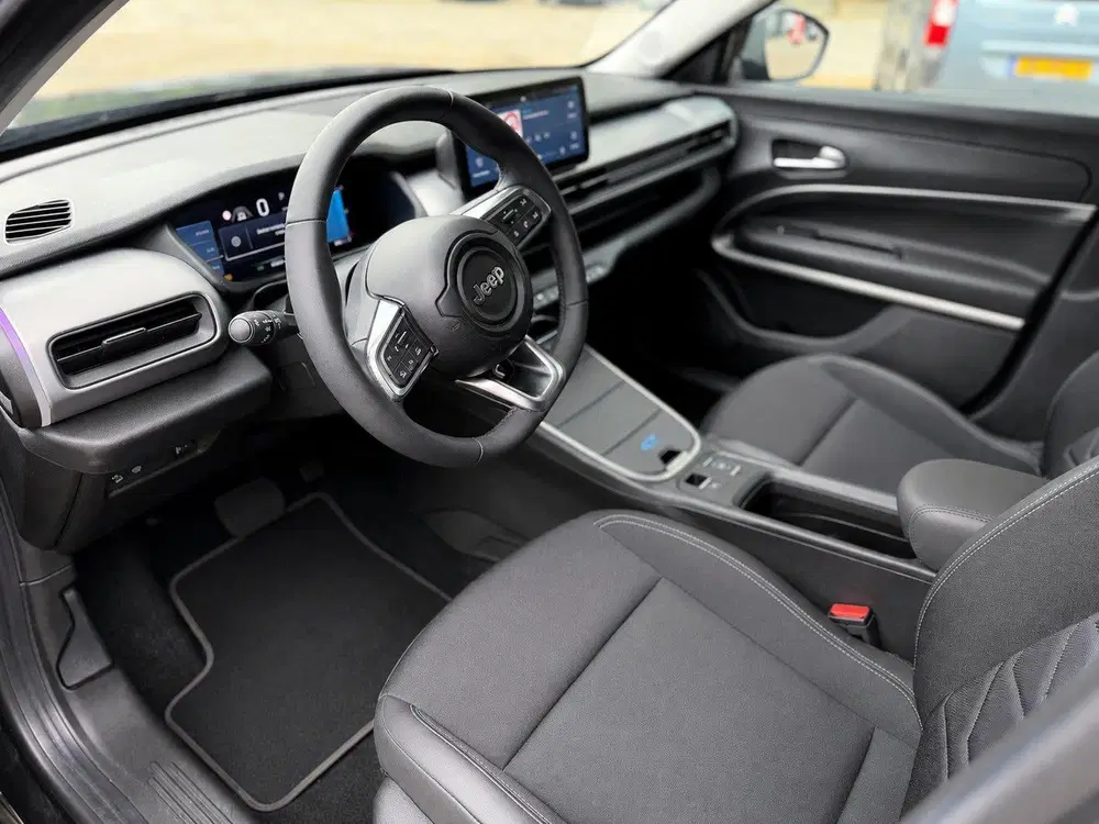 Jeep Avenger Summit 54 kWh Navigatie uit 2024, foto 9