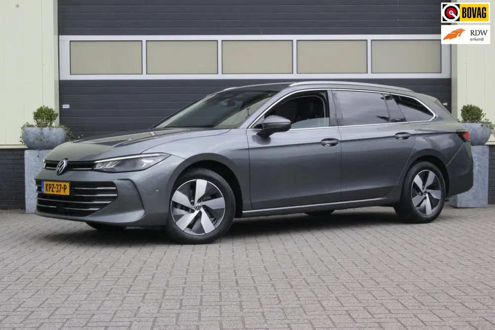 Volkswagen Passat 1.5 eTSI Business uit 2025