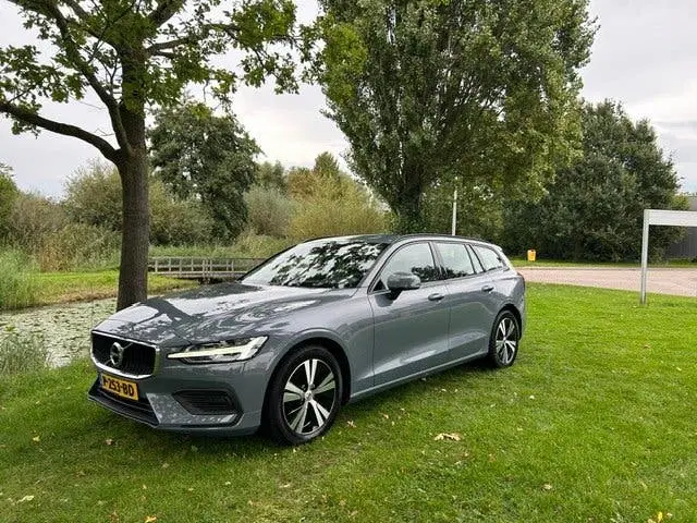 Volvo V60 2.0 B3 Momentum Thunder Grey Met. Leder uit 2022, foto 2