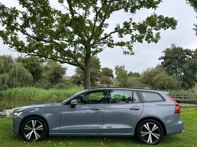 Volvo V60 2.0 B3 Momentum Thunder Grey Met. Leder uit 2022, foto 3