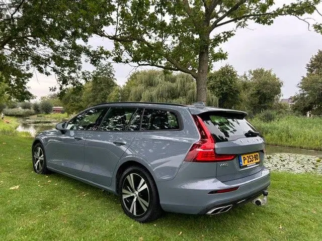 Volvo V60 2.0 B3 Momentum Thunder Grey Met. Leder uit 2022, foto 4