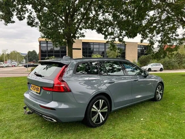 Volvo V60 2.0 B3 Momentum Thunder Grey Met. Leder uit 2022, foto 6