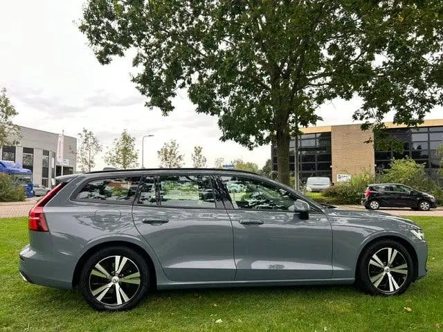 Volvo V60 2.0 B3 Momentum Thunder Grey Met. Leder uit 2022, foto 7
