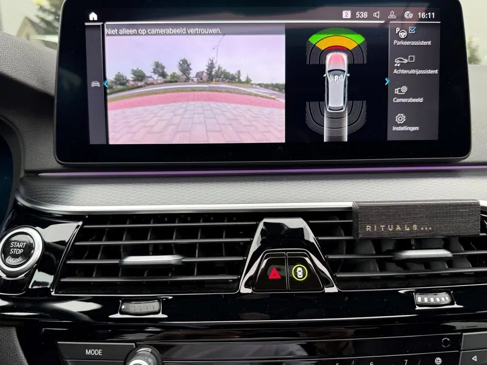 BMW 5-serie 530e Business M Pano Laser HUD Camera uit 2022, foto 9