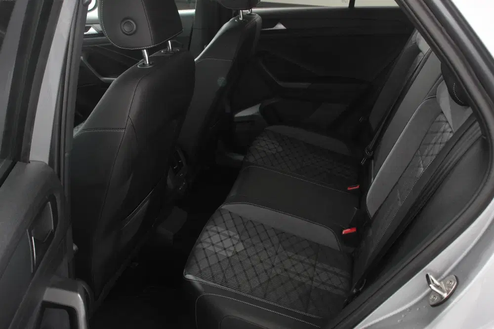 Volkswagen T-Roc 1.5 TSI 150pk DSG R-Line Navigatie Apple C uit 2023, foto 12