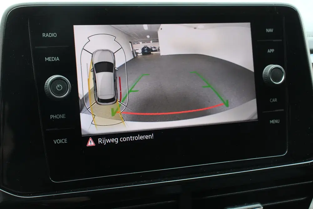 Volkswagen T-Roc 1.5 TSI 150pk DSG R-Line Navigatie Apple C uit 2023, foto 2
