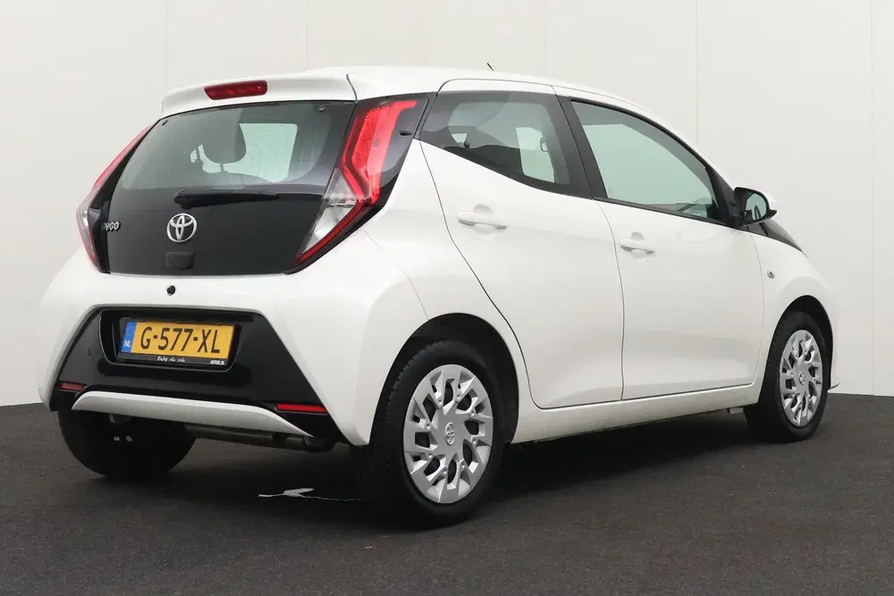 Toyota Aygo 1.0 Aut. VVT-i x-play Carplay Camera Airco uit 2020, foto 2