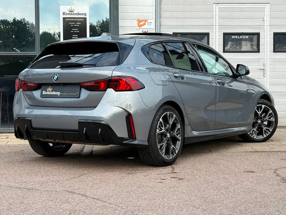 BMW 1-serie 120 M Sport Design Edition uit 2026, foto 2