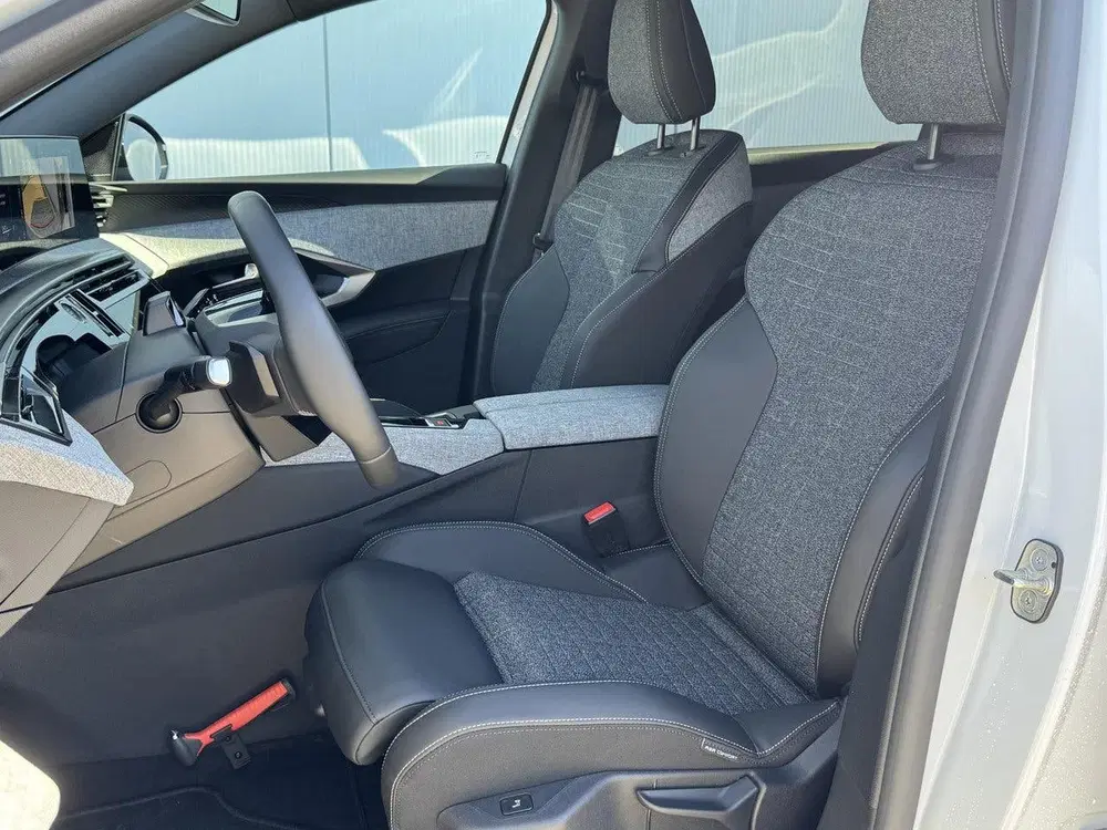 Peugeot 5008 1.6 Plug-in Hybrid 195 Allure 7p uit 2026, foto 13
