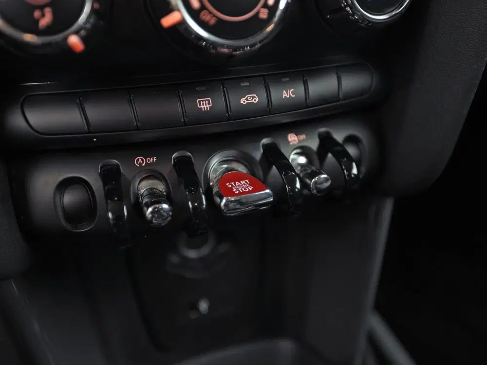 Mini One 1.5 Essential Black Sport (VIRTUAL COCKPIT uit 2021, foto 10