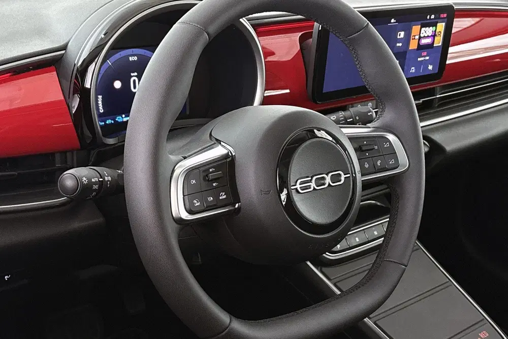 Fiat 600e RED 54 kWh Apple CarPlay Climate Control S uit 2024, foto 12