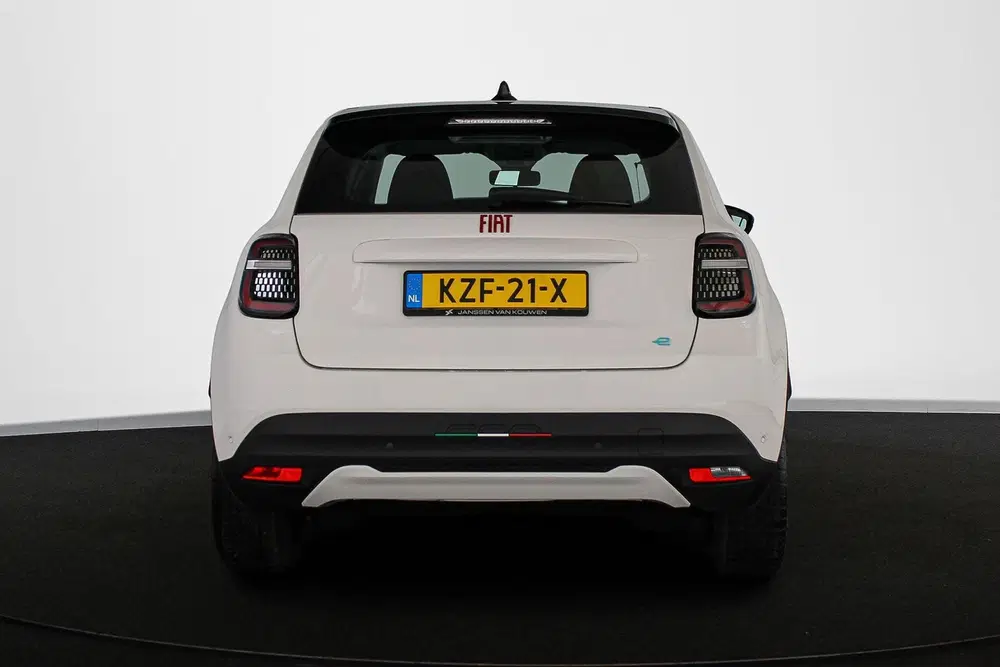 Fiat 600e RED 54 kWh Apple CarPlay Climate Control S uit 2024, foto 15