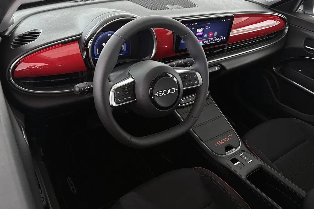 Fiat 600e RED 54 kWh Apple CarPlay Climate Control S uit 2024, foto 5