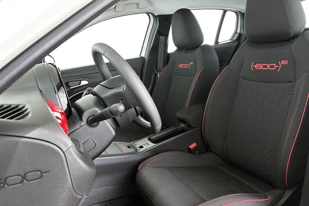 Fiat 600e RED 54 kWh Apple CarPlay Climate Control S uit 2024, foto 6